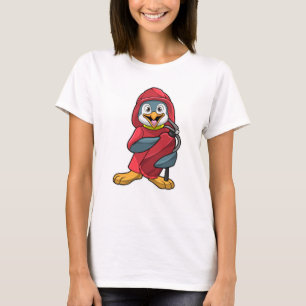 Pinguin als Feuerwehrmann mit Feuerlöscher T-Shirt