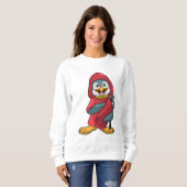 Pinguin als Feuerwehrmann mit Löschgerät Sweatshirt (Vorne ganz)