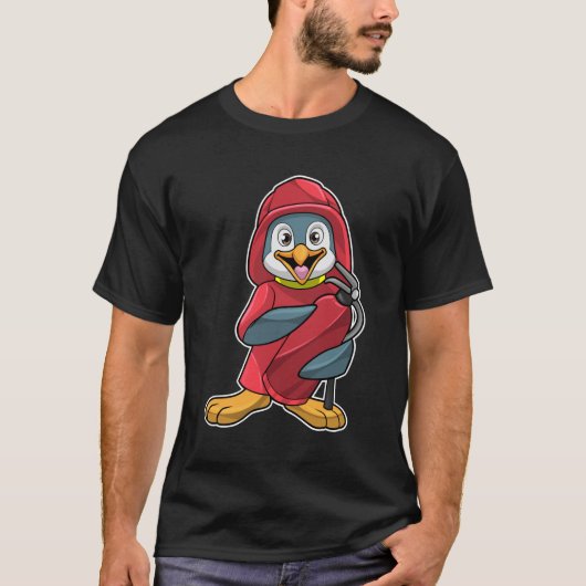 Pinguin als Feuerwehrmann mit Löschgerät T-Shirt (Vorderseite)