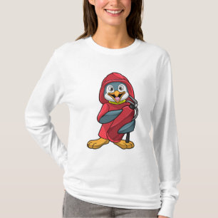 Pinguin als Feuerwehrmann mit Löschgerät T-Shirt