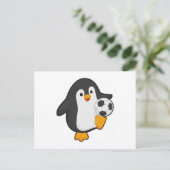Pinguin als Fußballspieler mit Fußball Postkarte (Stehend Vorderseite)