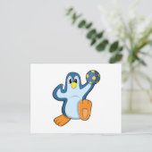 Pinguin als Handballspieler mit Handball Postkarte (Stehend Vorderseite)