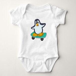 Pinguin als Skater auf Skateboard Baby Strampler