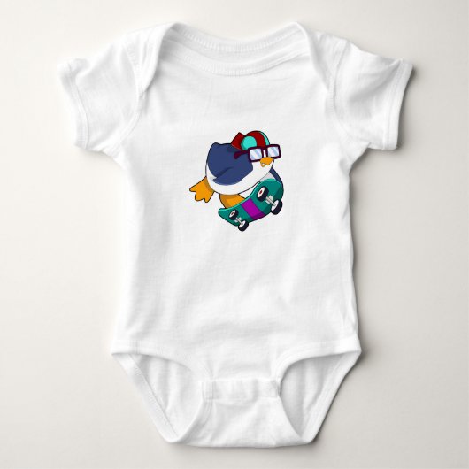 Pinguin als Skater mit Skateboard Baby Strampler (Vorderseite)