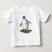 Pinguin als Snowboarder mit Snowboard Baby T-shirt (Vorderseite)