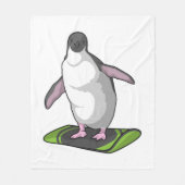 Pinguin als Snowboarder mit Snowboard Fleecedecke (Vorderseite)