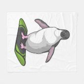 Pinguin als Snowboarder mit Snowboard Fleecedecke (Vorderseite (Horizontal))