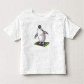 Pinguin als Snowboarder mit Snowboard Kleinkind T-shirt (Vorderseite)