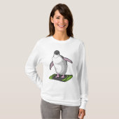 Pinguin als Snowboarder mit Snowboard T-Shirt (Vorne ganz)