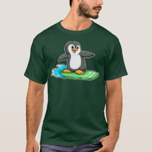 Pinguin als Surfer mit Surfbrett 1 T-Shirt