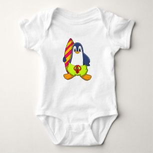 Pinguin als Surfer mit Surfbrett Baby Strampler