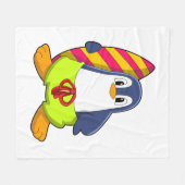 Pinguin als Surfer mit Surfbrett Fleecedecke (Vorderseite (Horizontal))