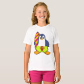 Pinguin als Surfer mit Surfbrett T-Shirt (Vorne ganz)