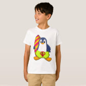 Pinguin als Surfer mit Surfbrett T-Shirt (Vorne ganz)