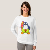 Pinguin als Surfer mit Surfbrett T-Shirt (Vorne ganz)