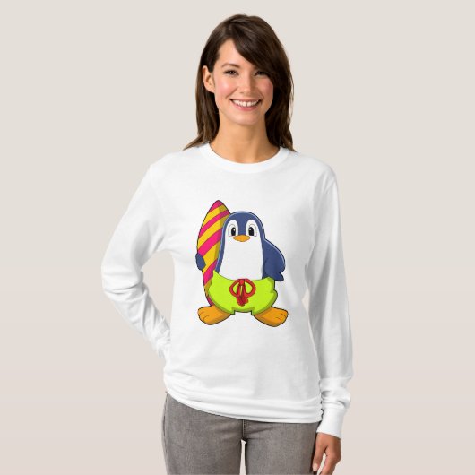Pinguin als Surfer mit Surfbrett T-Shirt (Vorne ganz)