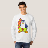 Pinguin als Surfer mit Surfbrett T-Shirt (Vorne ganz)