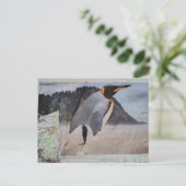Pinguin am Strand Surrealer Collage Postkarte (Stehend Vorderseite)
