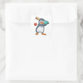 Pinguin auf Cricket mit Cricket-Fledermaus Quadratischer Aufkleber (Tasche)