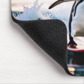 Pinguin auf einem Surfbrett Mousepad (Ecke)