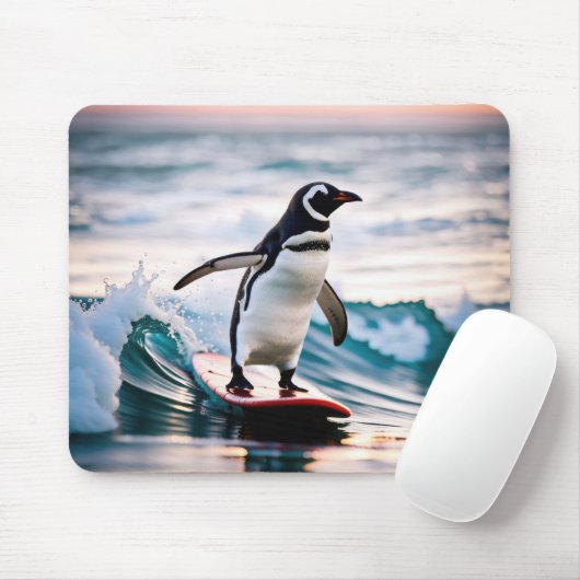 Pinguin auf einem Surfbrett Mousepad (Mit Mouse)