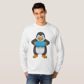 Pinguin beim Boxen mit Boxhandschuhen T-Shirt (Vorne ganz)