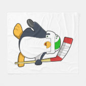 Pinguin beim Eishockey mit Eishockeyschläger Fleecedecke (Vorderseite (Horizontal))