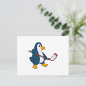 Pinguin beim Eishockey mit Eishockeyschläger Postkarte (Stehend Vorderseite)