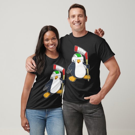 Pinguin beim Eishockey mit Eishockeyschläger T-Shirt (Unisex)