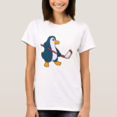 Pinguin beim Eishockey mit Eishockeyschläger T-Shirt (Vorderseite)