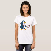 Pinguin beim Eishockey mit Eishockeyschläger T-Shirt (Vorne ganz)