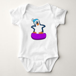 Pinguin beim Snowboarden mit Snowboard Baby Strampler