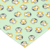 Pinguin Birthday Party Green Tischdecke (Schrägansicht)