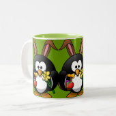 Pinguin-Cartoon Osterhase Zweifarbige Tasse (Vorderseite Links)