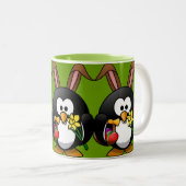 Pinguin-Cartoon Osterhase Zweifarbige Tasse (VorderseiteRechts)