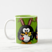 Pinguin-Cartoon Osterhase Zweifarbige Tasse (Links)