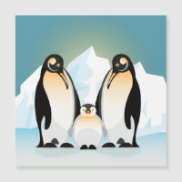 Pinguin-Familie gegen Eisberge