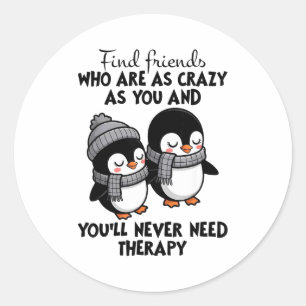 Pinguin findet Freunde, die genauso verrückt sind  Runder Aufkleber