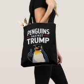 Pinguin Flippert auf widerspenstige Pinguine gegen Tasche (Von Nahem)