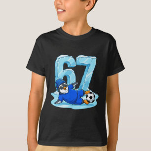 Pinguin-Fußball 67 Eisrutsche Lustiger Wintersport T-Shirt