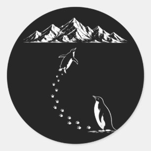 Pinguin geht allein zu Bergen nihilistischer Vogel Runder Aufkleber