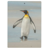 Pinguin geht am Strand Klemmbrett (Rückseite)
