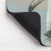 Pinguin geht am Strand Mousepad (Ecke)