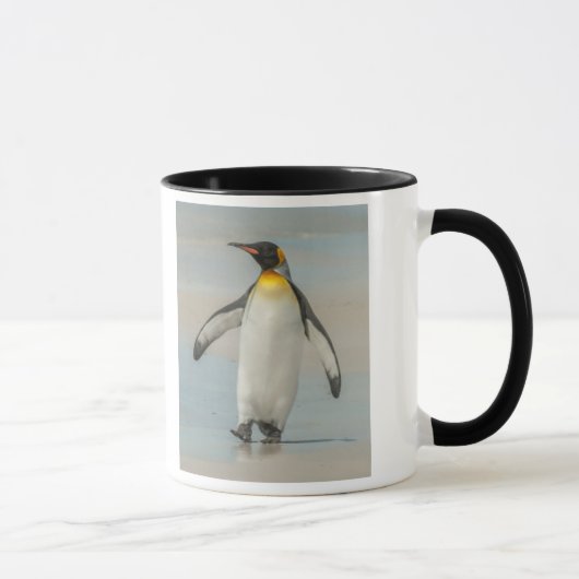 Pinguin geht am Strand Tasse (Rechts)