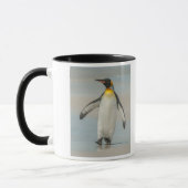 Pinguin geht am Strand Tasse (Links)