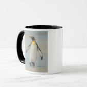 Pinguin geht am Strand Tasse (Vorderseite Links)