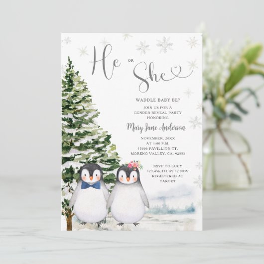 Pinguin He or She Evergreen Winter Gender Reveal Einladung (Stehend Vorderseite)