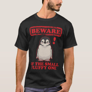 Pinguin hüten sich vor dem kleinen Fluffy T-Shirt