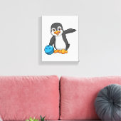Pinguin im Bowling mit Bowlingball Leinwanddruck (Insitu (Wohnzimmer))