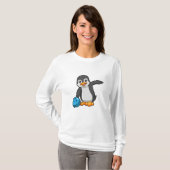 Pinguin im Bowling mit Bowlingball T-Shirt (Vorne ganz)